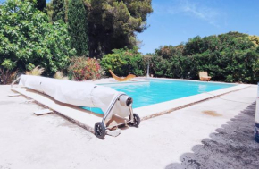 Offrez-vous un séjour dans notre studio T1 bis à Entressen Une grande piscine pour se rafraîchir ,un espace de jeux pour enfants pour des heures de divertissement Un terrain de pétanque pour des parti